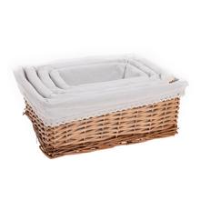 Sada štyroch obdĺžnikových košíkov s bielou látkou a svetlohnedým prútím.