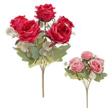 Kytica umelých ruží a eukalyptu v červenej a ružovej farbe.