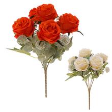 Kytica umelých ruží a eukalyptu.