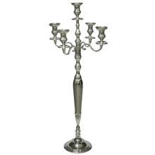 Aluminový svietnik s piatimi ramenami, výška 100 cm.