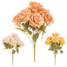 Kytica umelých ruží v svetlých farbách.