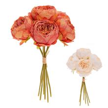 Kytica pivoniek so sušeným vzhľadom v mixe farieb.