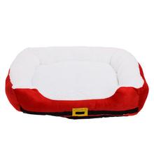 Pelech pre domácich miláčikov v červenej a bielej farbe.