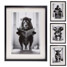 Obraz so zvieratami na toalete, čiernobiely motív.