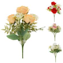 Kytica umelých ruží a drobných kvetov v mixe.