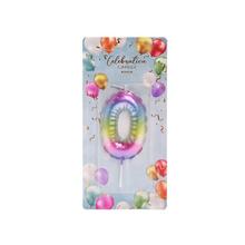 Sviečka číslo 0 s farebným dizajnom.