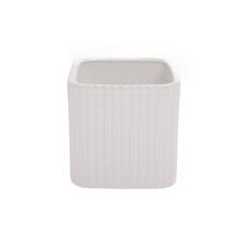 Biely obal na kvetináče s jemným pruhovaným vzorom.