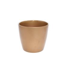 Keramický kvetináč v zlatej farbe.