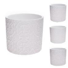 Biely keramický kvetináč s dekoratívnym vzorom.