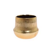 Zlatý kvetináč s jemným vzorom.