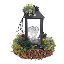 Smútočná väzba s lampášom a kvetinovou dekoráciou.