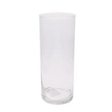 Priehľadná sklenená váza v cylindrickom tvare.