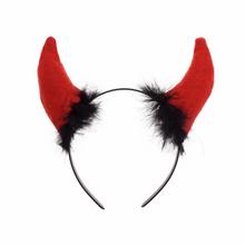 Čelenka s rohy v červenej farbe