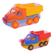 Farebné plastové autíčka v sieti.