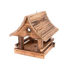 Krmítko z dreva s rozmermi 23x18x20 cm.