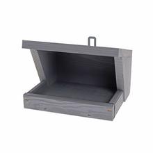 Krmítko z dreva v šedobéžovej farbe.