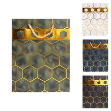 Darčeková taška s hexagónovým vzorom