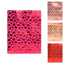 Darčeková taška s motívom srdiečok v rôznych farbách.