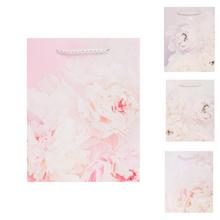 Darčeková taška s kvetinovým vzorom a glitrami.