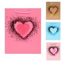 Darčeková taška s motívom srdca v rôznych farbách.