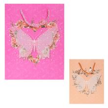 Darčeková taška s motýľmi a trblietkami.