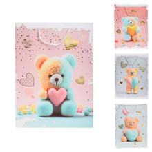 Darčeková taška s medvedíkom so srdcom.