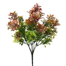 Umelé kvety so zeleno-červenými lístkami.