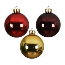 Vianočné guľe v lesklej a matnej zlatej a červenej farbe.