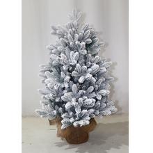 Vianočný stromček so snežením v jute, 90 cm.