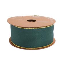 Tmavozelená vianočná stuha s zlatým okrajom.