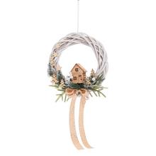 Vianočné aranžmá s dreveným domčekom a dekoráciami.