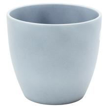 Sivý kvetináč z keramiky.