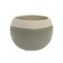 Zelený keramický kvetináč s hladkým a textúrovaným povrchom.