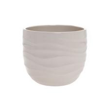 Biely keramický obal na kvety s vlnkovým vzorom.