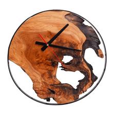 Drevené hodiny s prírodným vzhľadom.