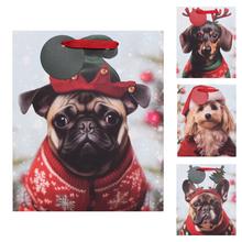 Vianočná papierová taška s obrázkami psov v sviatočných oblečkoch.