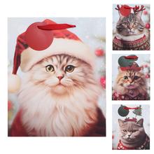 Vianočná taška s mačkou v čiapke a rôznymi ozdobami.