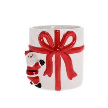 Vianočný obal s mašľou a postavičkou Mikuláša.