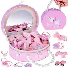 Očarujúca šperkovnica z ekokože so zrkadlom a vlasovými doplnkami v ružovej farbe.