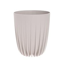Bežový kvetináč s plisovaným dizajnom.