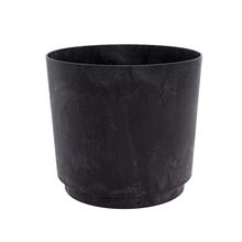 Čierny okrúhly kvetináč z umelej hmoty.