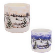 Vianočná sviečka s krajinou a zimným motívom.