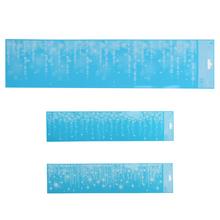 Vianočná fólia na okná s modrým pozadím a bielymi snehovými vločkami.