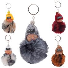 Prívesok babatko s rôznymi farbami čiapok a kožušinou.