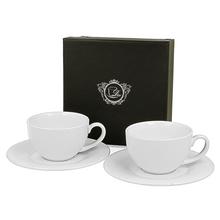 Biele porcelánové šálky s podšálkami na espresso.