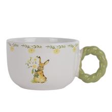 Šálka so vzorom zajačika a farbným uchom.