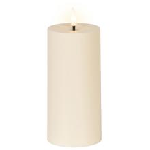 Solárna sviečka plastová stabilná s výškou 15 cm a priemerom 7 cm.