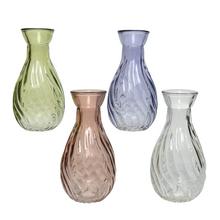 Priehľadná sklenená váza v štyroch farbách.