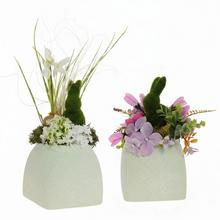 Jarné aranžmá v hrnčeku s kvetmi.