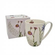 Farebná šálka s kvetinovým motívom.